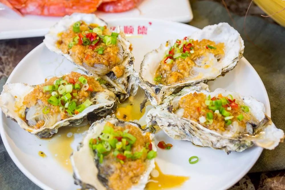 1元/只海白虾，2.8元/只鲍鱼，3.8元/只碳烤生蚝！啤酒喝一瓶还送一瓶！这家人气平价海鲜火锅老店让你嗨翻整个今夏