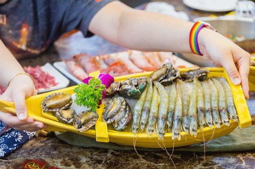 1元/只海白虾，2.8元/只鲍鱼，3.8元/只碳烤生蚝！啤酒喝一瓶还送一瓶！这家人气平价海鲜火锅老店让你嗨翻整个今夏