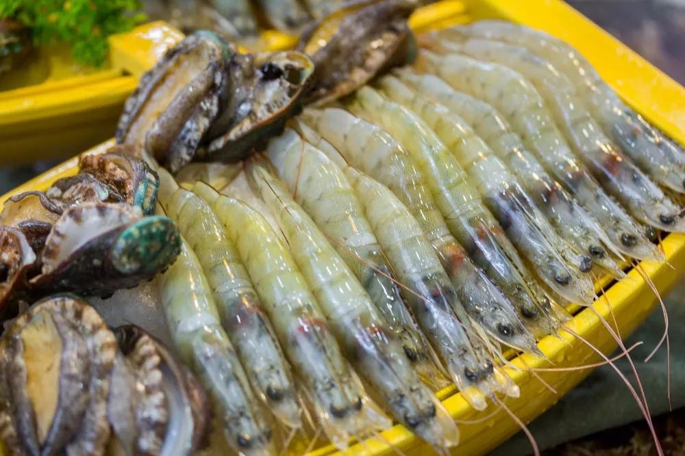 1元/只海白虾，2.8元/只鲍鱼，3.8元/只碳烤生蚝！啤酒喝一瓶还送一瓶！这家人气平价海鲜火锅老店让你嗨翻整个今夏