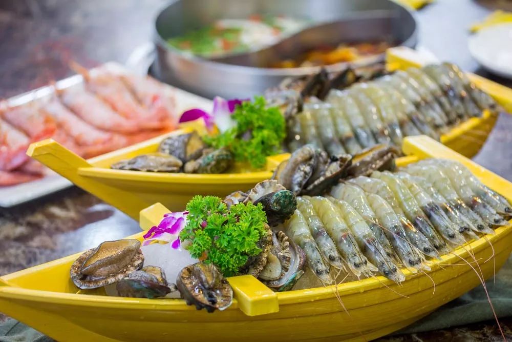 1元/只海白虾，2.8元/只鲍鱼，3.8元/只碳烤生蚝！啤酒喝一瓶还送一瓶！这家人气平价海鲜火锅老店让你嗨翻整个今夏