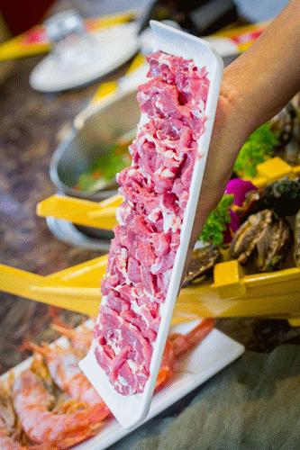 1元/只海白虾，2.8元/只鲍鱼，3.8元/只碳烤生蚝！啤酒喝一瓶还送一瓶！这家人气平价海鲜火锅老店让你嗨翻整个今夏