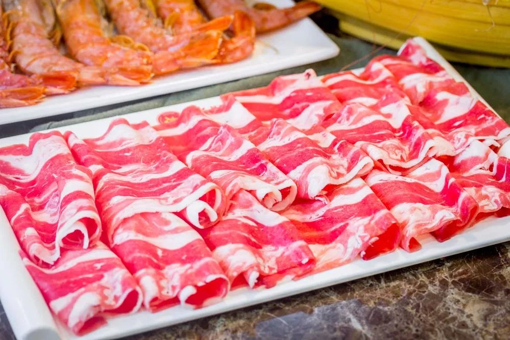 1元/只海白虾，2.8元/只鲍鱼，3.8元/只碳烤生蚝！啤酒喝一瓶还送一瓶！这家人气平价海鲜火锅老店让你嗨翻整个今夏