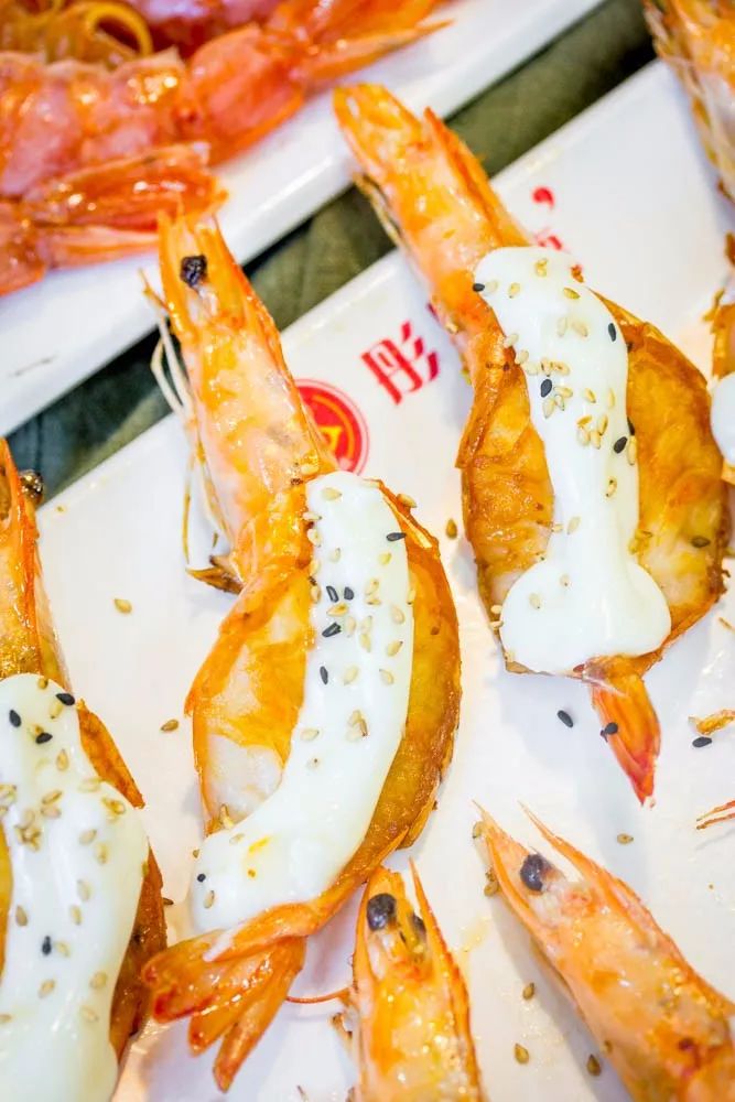 1元/只海白虾，2.8元/只鲍鱼，3.8元/只碳烤生蚝！啤酒喝一瓶还送一瓶！这家人气平价海鲜火锅老店让你嗨翻整个今夏