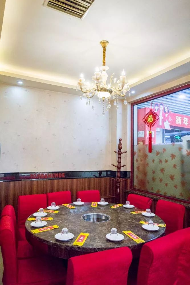 1元/只海白虾，2.8元/只鲍鱼，3.8元/只碳烤生蚝！啤酒喝一瓶还送一瓶！这家人气平价海鲜火锅老店让你嗨翻整个今夏