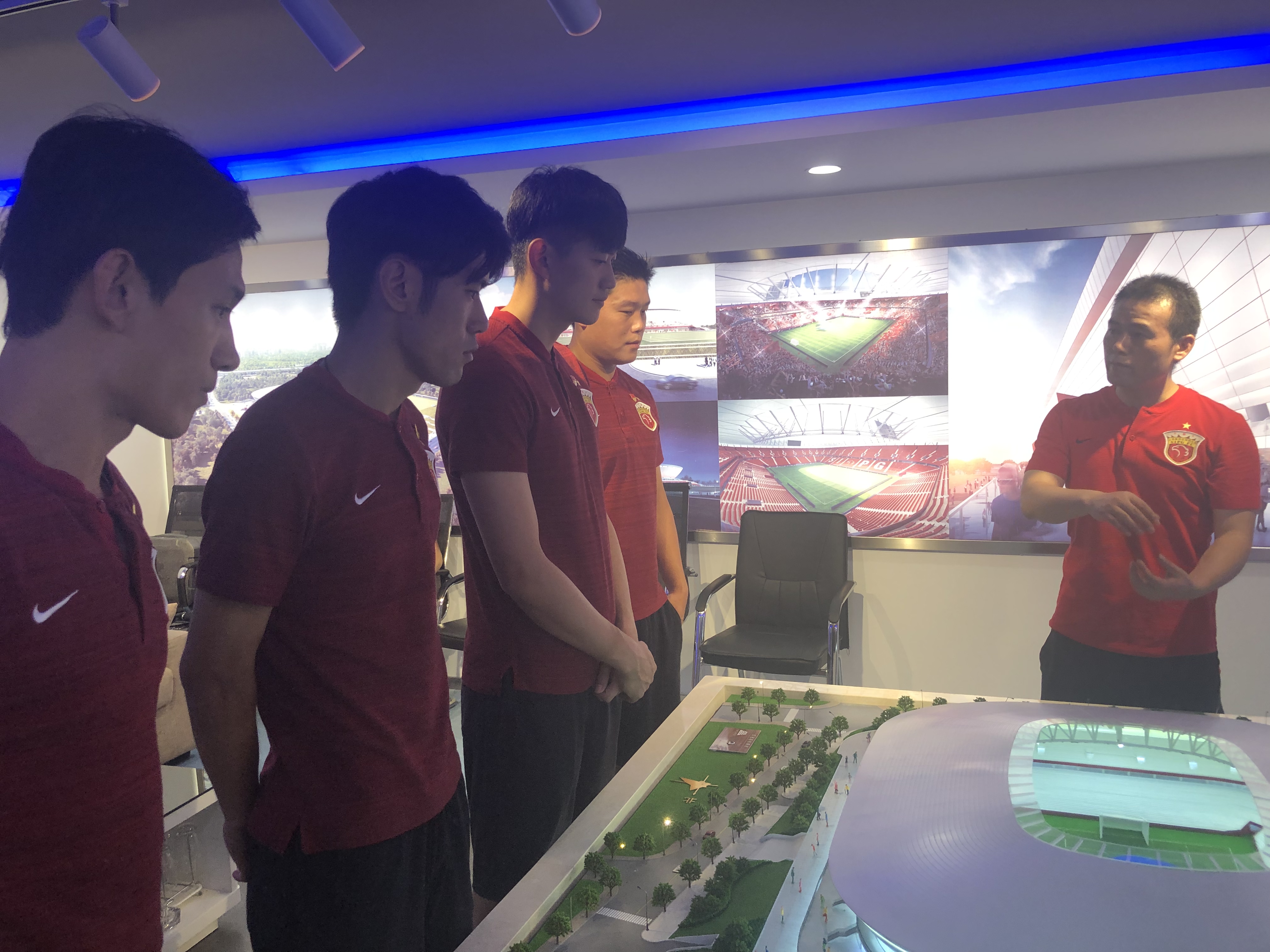 上海上港新球场训练,上港新主帅参观浦东足球场