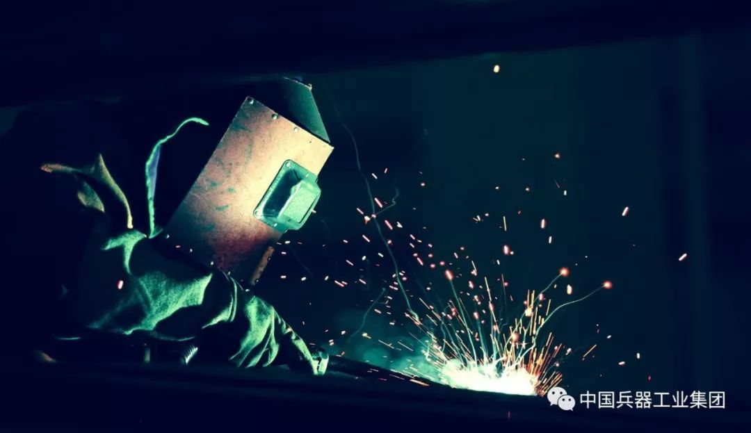 战高温电力工人头顶烈日带电作业,战高温迎考验