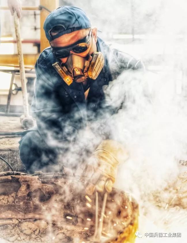 战高温电力工人头顶烈日带电作业,战高温迎考验