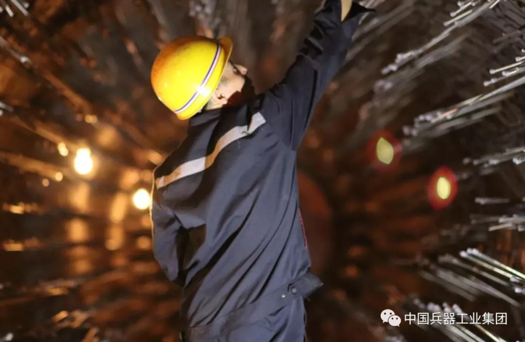 战高温电力工人头顶烈日带电作业,战高温迎考验