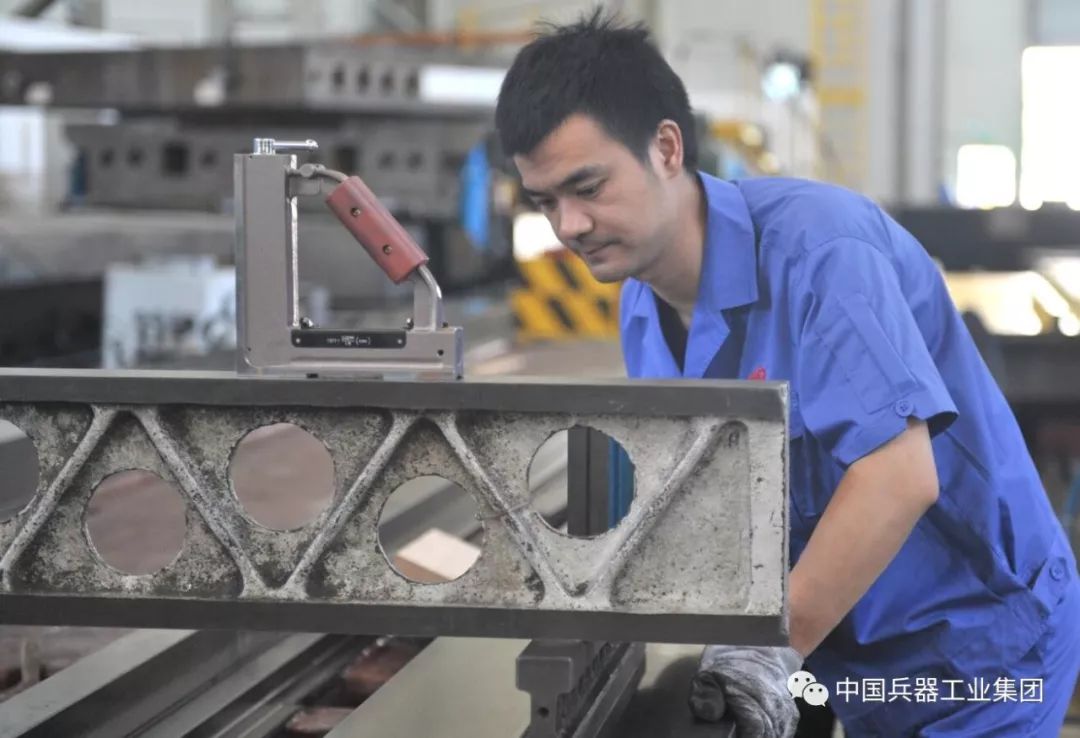 战高温电力工人头顶烈日带电作业,战高温迎考验