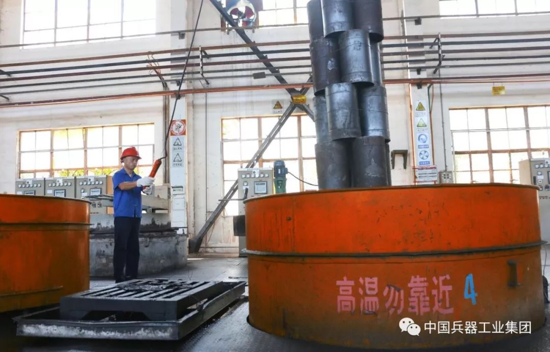 战高温电力工人头顶烈日带电作业,战高温迎考验