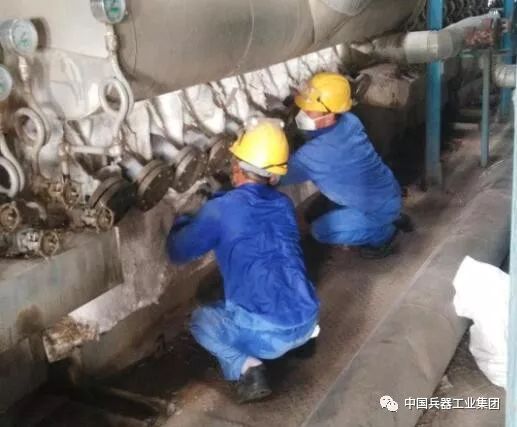 战高温电力工人头顶烈日带电作业,战高温迎考验