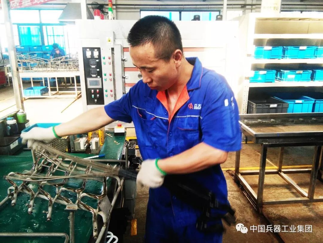 战高温电力工人头顶烈日带电作业,战高温迎考验