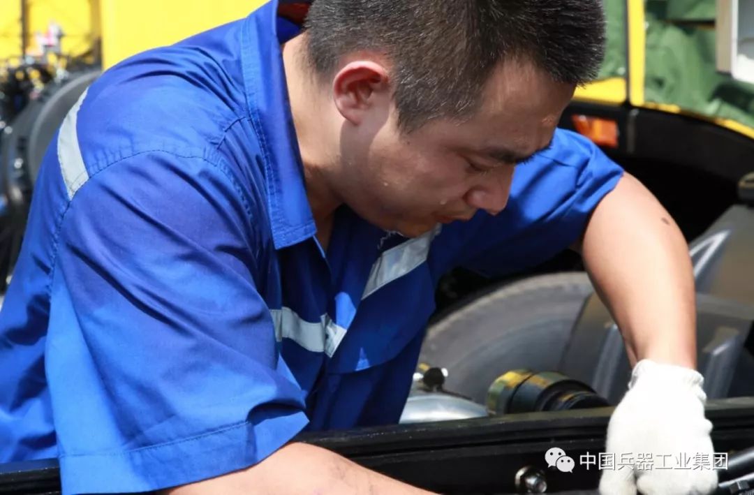 战高温电力工人头顶烈日带电作业,战高温迎考验