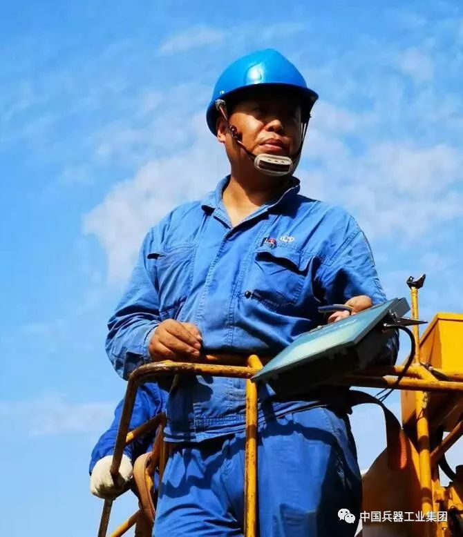 战高温电力工人头顶烈日带电作业,战高温迎考验