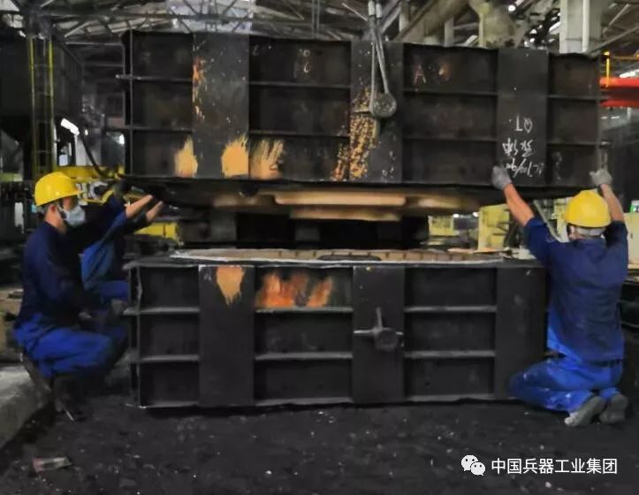 战高温电力工人头顶烈日带电作业,战高温迎考验