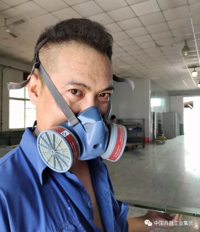 战高温电力工人头顶烈日带电作业,战高温迎考验