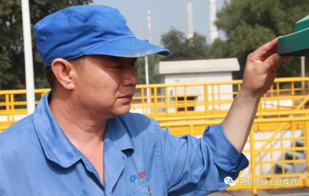 战高温电力工人头顶烈日带电作业,战高温迎考验