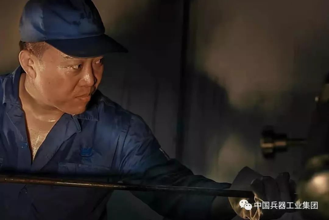 战高温电力工人头顶烈日带电作业,战高温迎考验