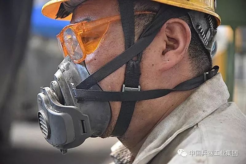 战高温电力工人头顶烈日带电作业,战高温迎考验