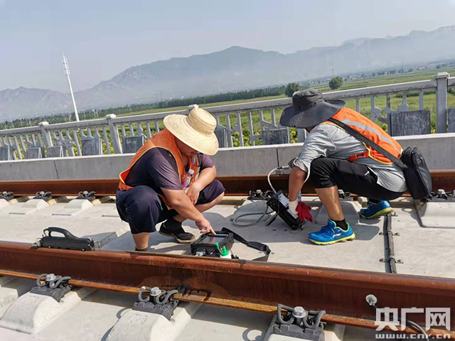 记者体验高温下的劳动者,铁路钢轨探伤车间