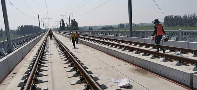 记者体验高温下的劳动者,铁路钢轨探伤车间