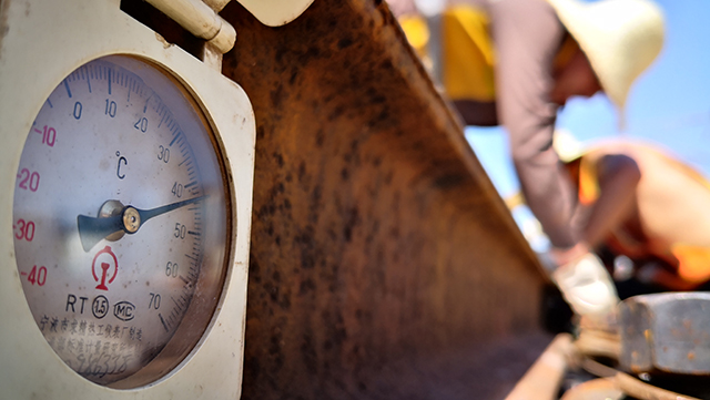 记者体验高温下的劳动者,铁路钢轨探伤车间