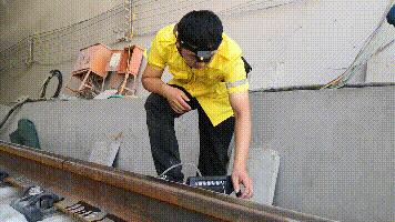 记者体验高温下的劳动者,铁路钢轨探伤车间