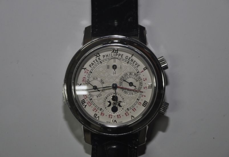 648万元,底价成交!今天,神秘人拍走落马贪官的这块名表