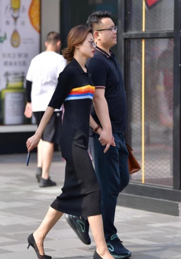 街拍小姐姐黑色穿搭视频,街拍牛仔短黑色裤穿搭女