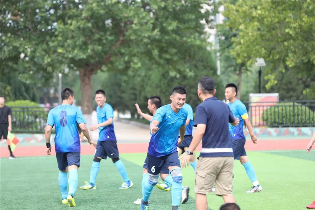 强军杯“卫士动力”业余足球比赛济南赛区激战正酣，总队机动支队率先取得决赛入场券！