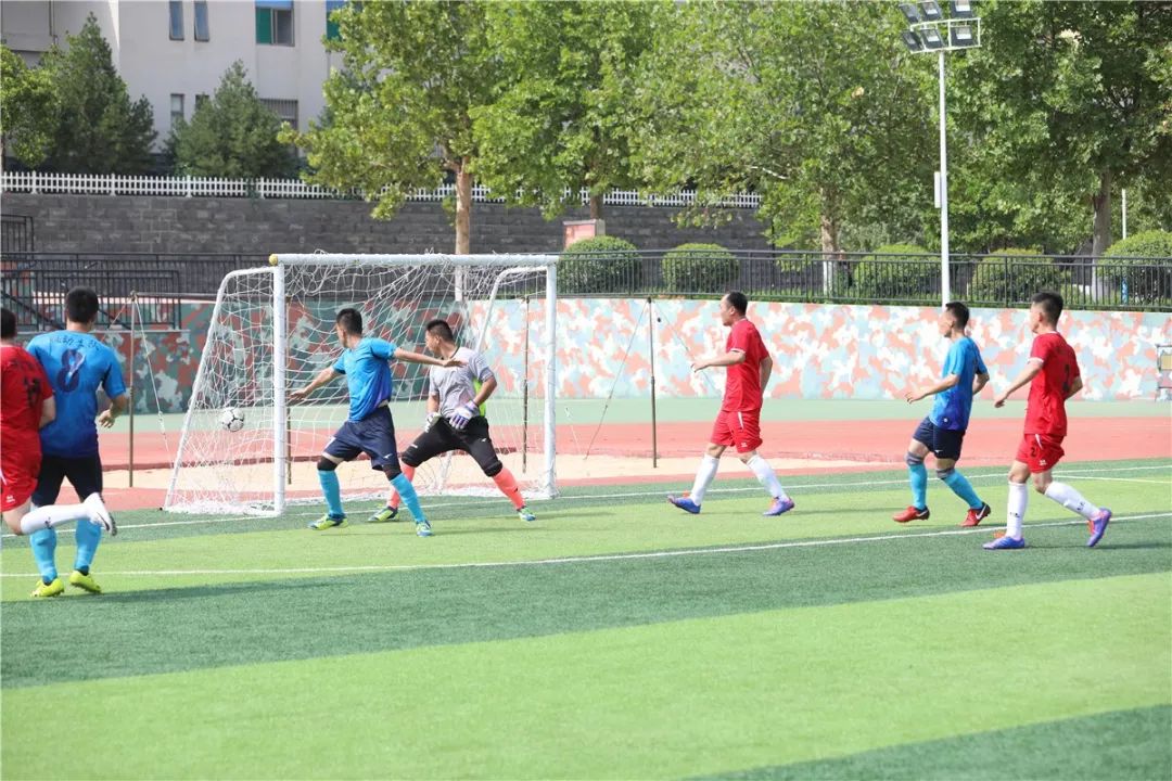 强军杯“卫士动力”业余足球比赛济南赛区激战正酣，总队机动支队率先取得决赛入场券！