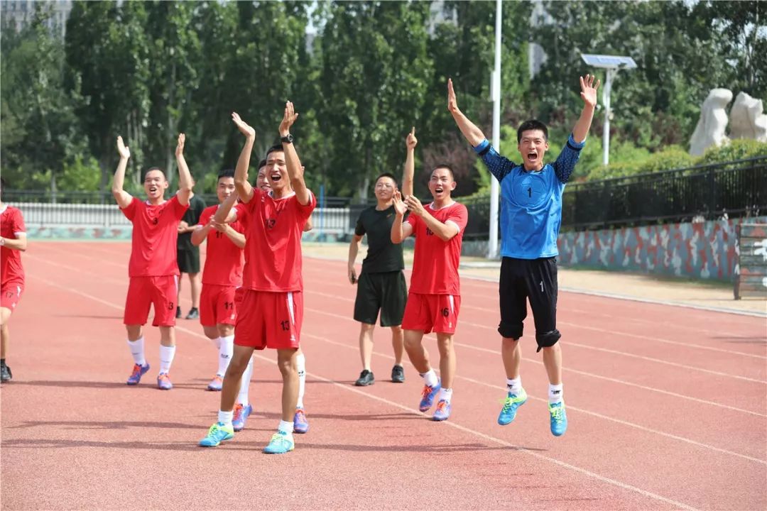 强军杯“卫士动力”业余足球比赛济南赛区激战正酣，总队机动支队率先取得决赛入场券！