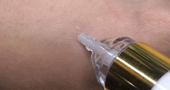 睡前一分钟做好这件事就能抗皱纹,最近比较火的淡化皱纹方法