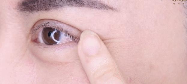 睡前一分钟做好这件事就能抗皱纹,最近比较火的淡化皱纹方法