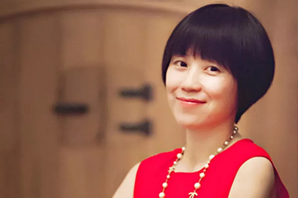 这个卖毛巾起家的女人造出百亿金融黑洞