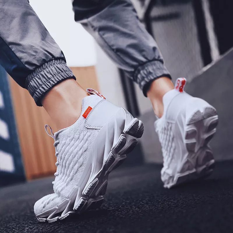 一双鞋竟装上28片“刀锋”弹簧？！穿上暴走跳跃，感觉能起飞了