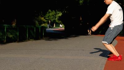 一双鞋竟装上28片“刀锋”弹簧？！穿上暴走跳跃，感觉能起飞了