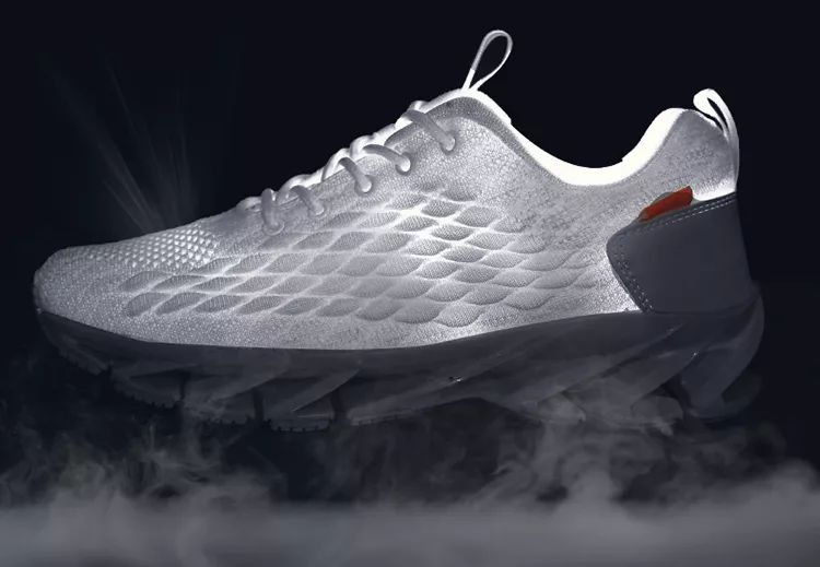 一双鞋竟装上28片“刀锋”弹簧？！穿上暴走跳跃，感觉能起飞了