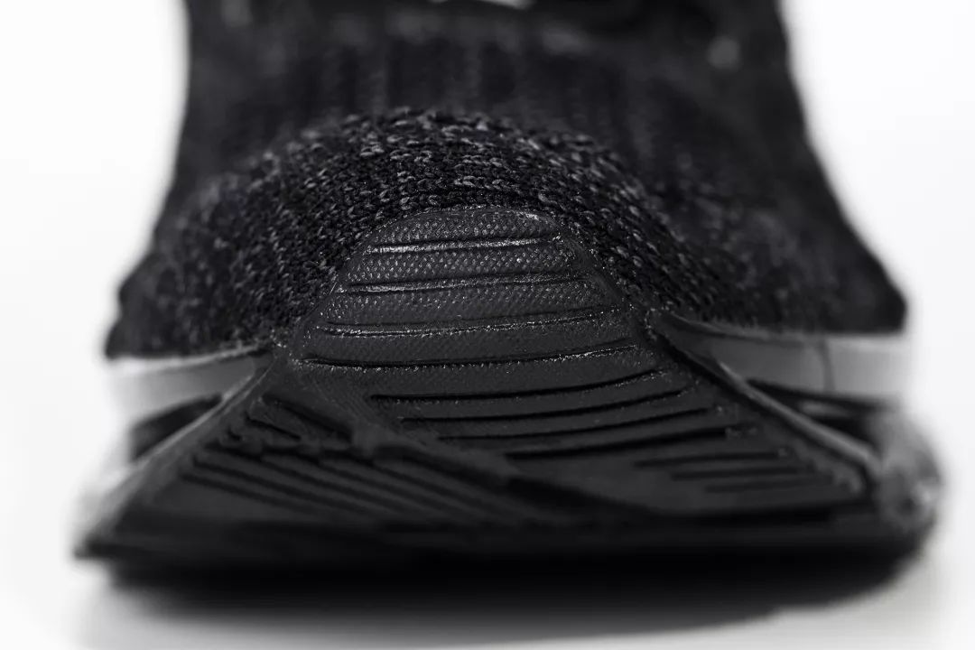 一双鞋竟装上28片“刀锋”弹簧？！穿上暴走跳跃，感觉能起飞了