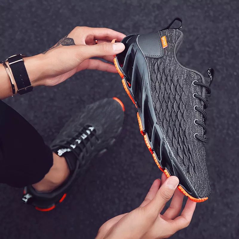 一双鞋竟装上28片“刀锋”弹簧？！穿上暴走跳跃，感觉能起飞了