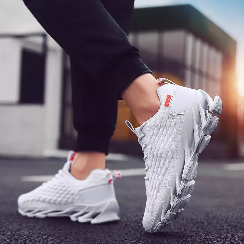 一双鞋竟装上28片“刀锋”弹簧？！穿上暴走跳跃，感觉能起飞了