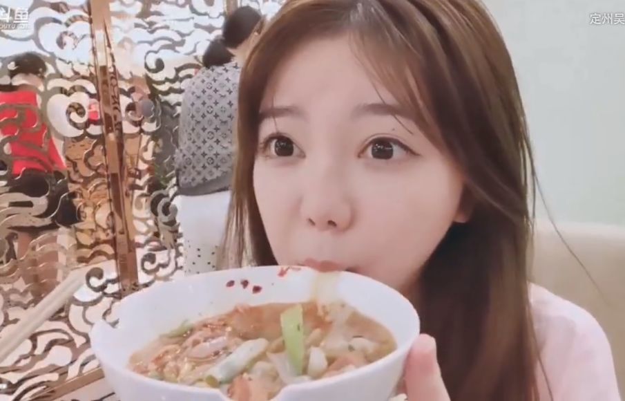 刘飞儿酒店直播,洗完头直播间没了?