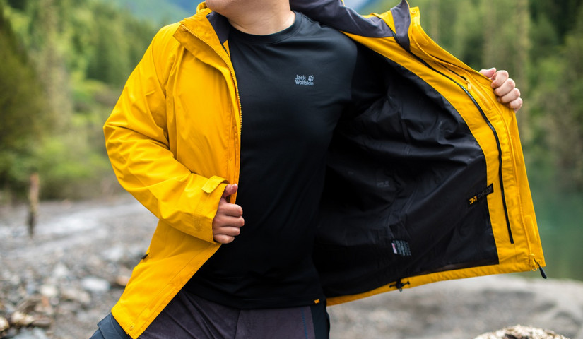 冲锋衣透气防水最好的是哪一款,2024年最火的冲锋衣防水防风透气