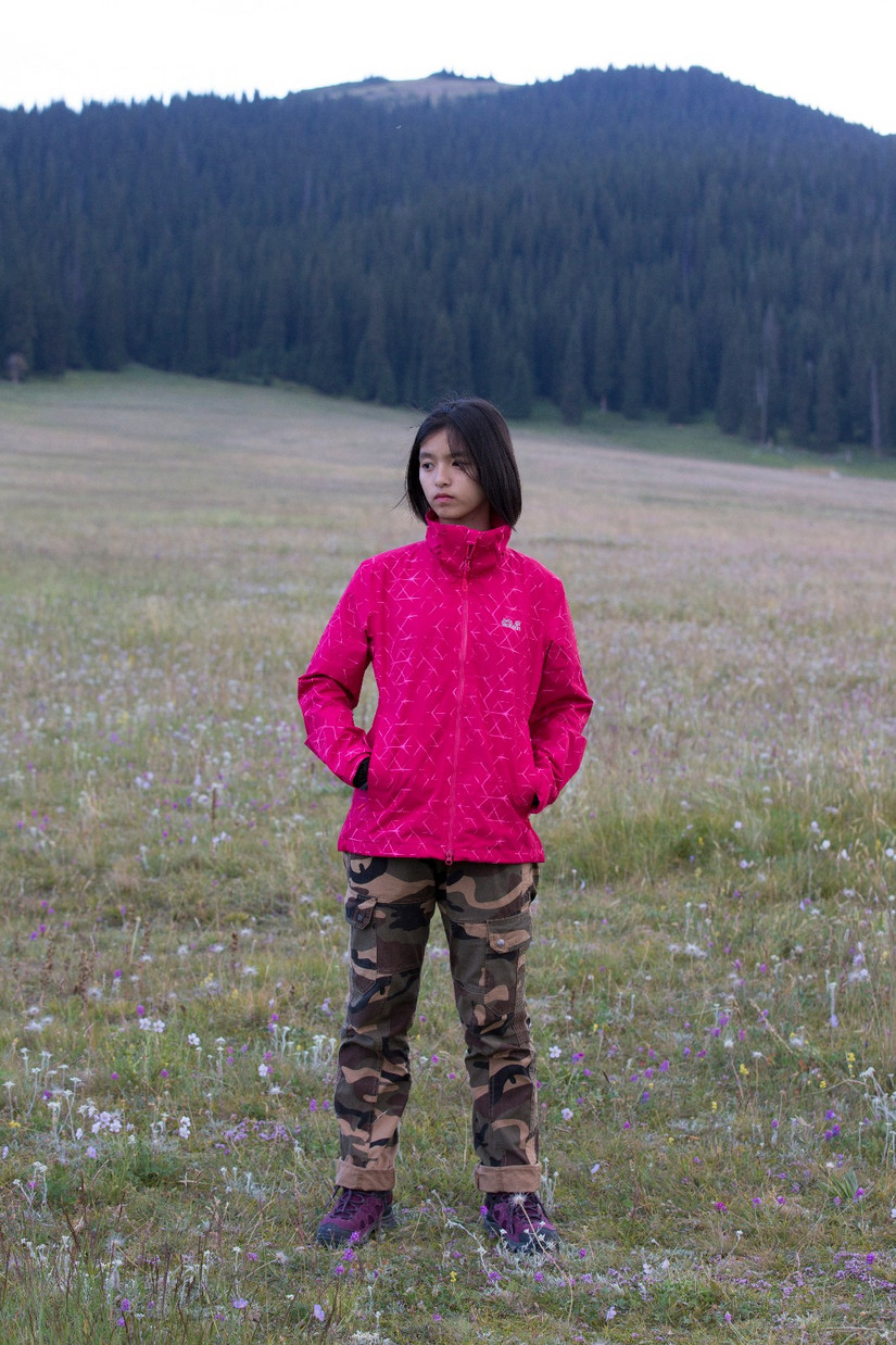 狼爪冲锋衣沙漠橙,伊犁那拉提旅游冲锋衣穿搭