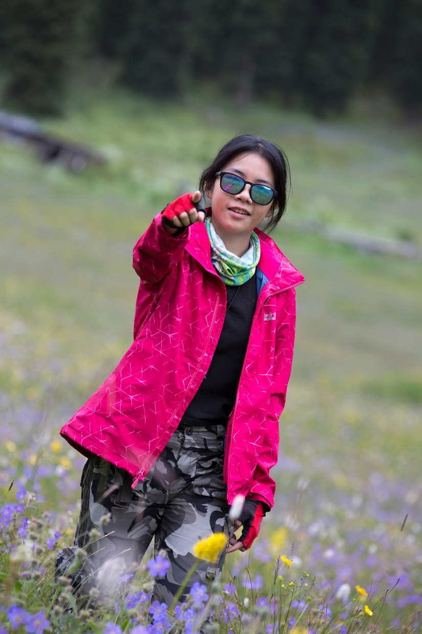 狼爪冲锋衣沙漠橙,伊犁那拉提旅游冲锋衣穿搭