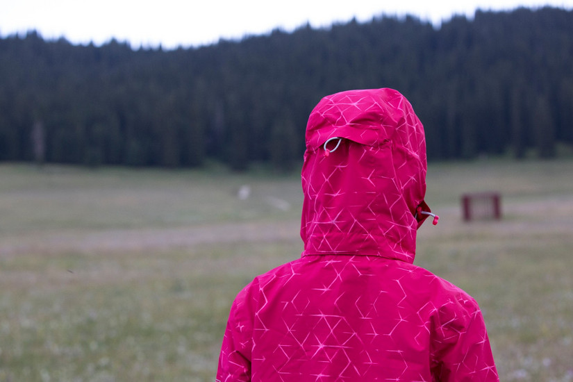 狼爪冲锋衣沙漠橙,伊犁那拉提旅游冲锋衣穿搭