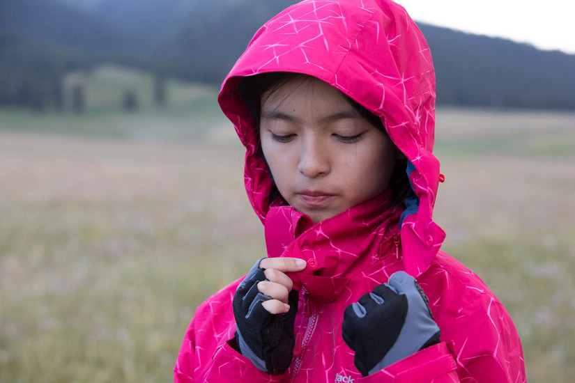 狼爪冲锋衣沙漠橙,伊犁那拉提旅游冲锋衣穿搭