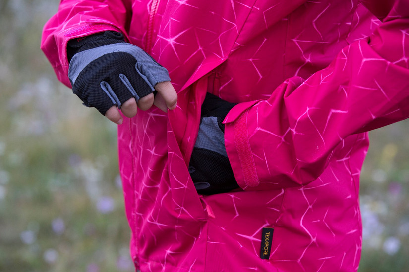 狼爪冲锋衣沙漠橙,伊犁那拉提旅游冲锋衣穿搭