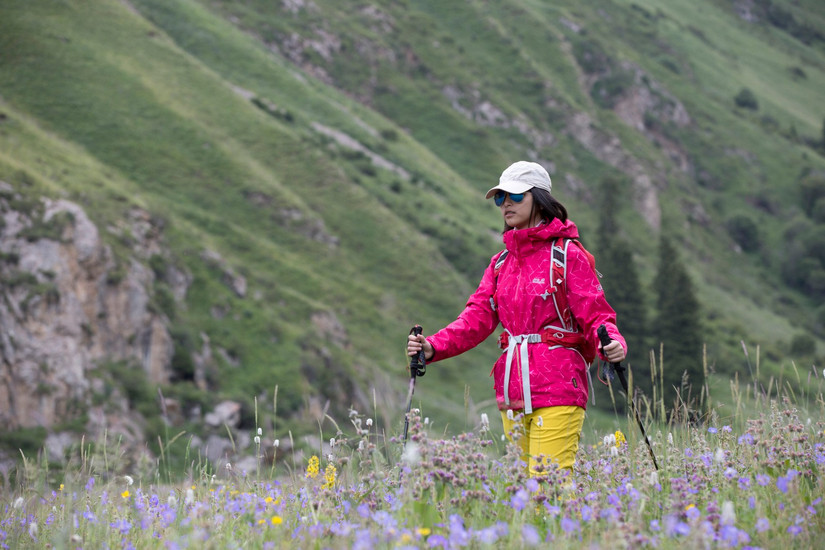 狼爪冲锋衣沙漠橙,伊犁那拉提旅游冲锋衣穿搭