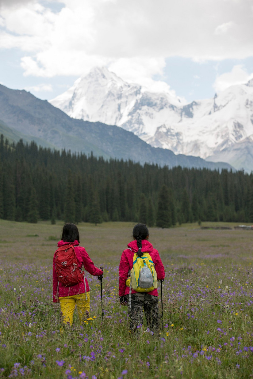 狼爪冲锋衣沙漠橙,伊犁那拉提旅游冲锋衣穿搭